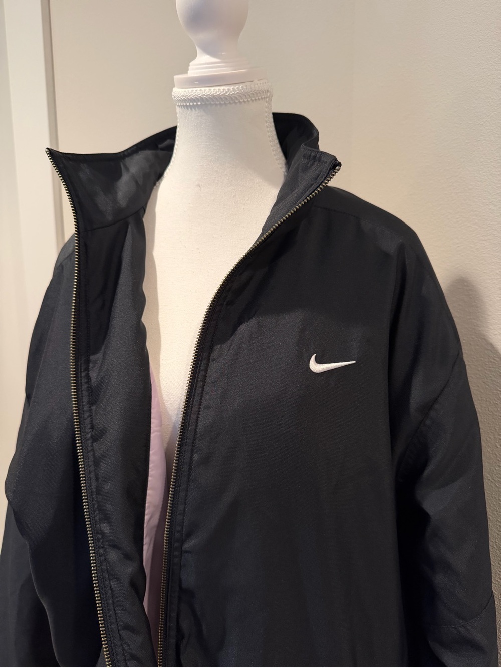 Nike Black Lightweight Oversized Women’s Windbreaker Jacket with White Swoosh - Picture 5 of 7